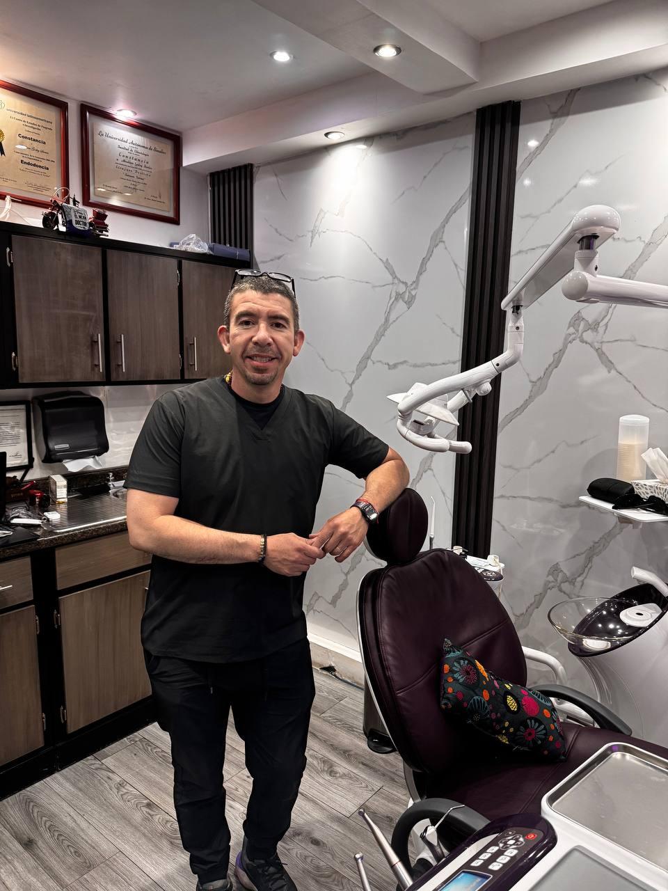 Dr. Abraham Godoy Sentíes en su silla de consulta